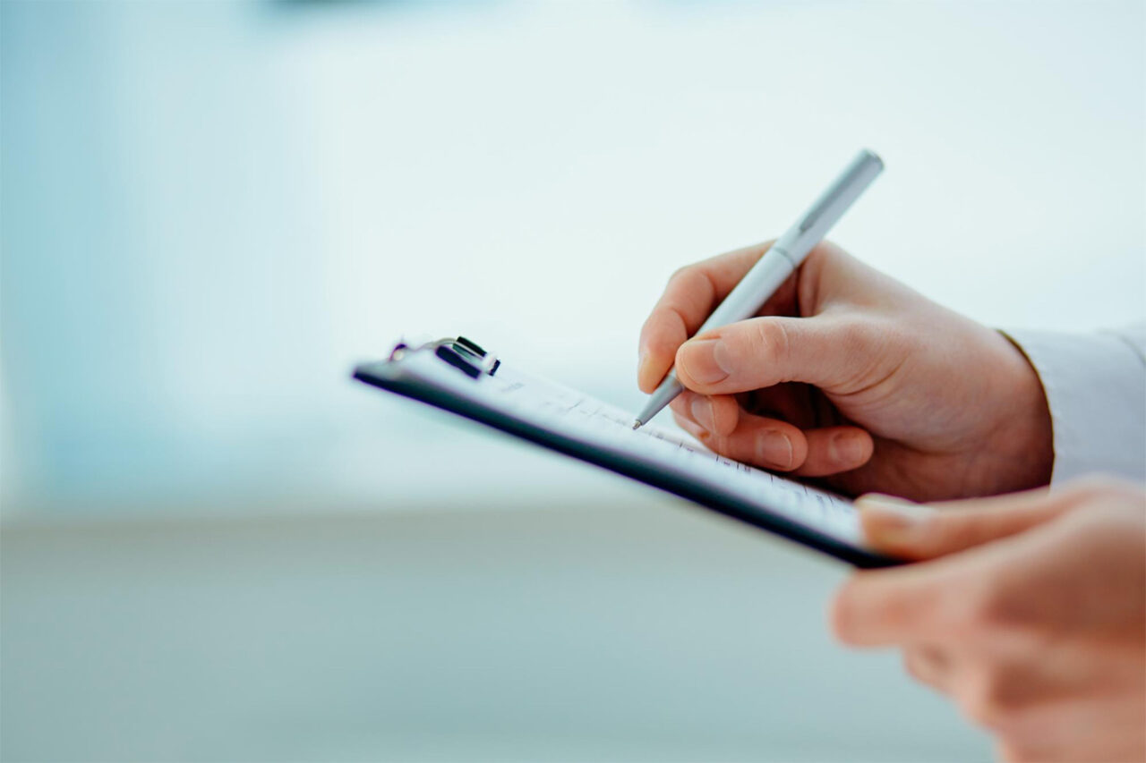 解体補助金の申請書類を記入する手元