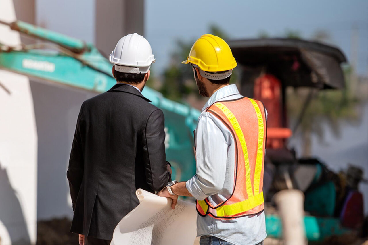 解体現場で作業の指示を出している男性2人