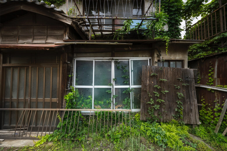 老朽化が進み、崩れそうな実家