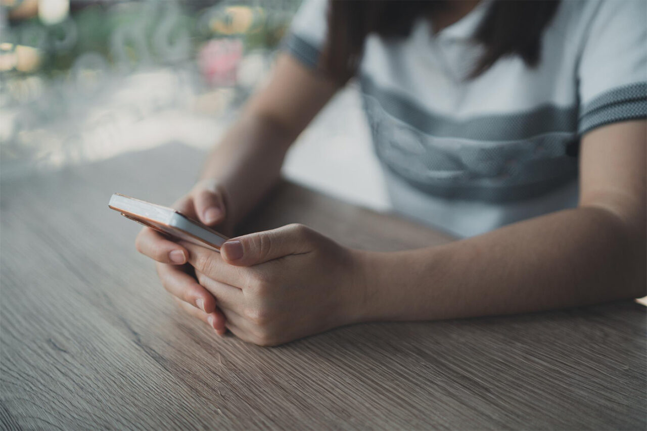 補助金の情報をスマホで確認する女性