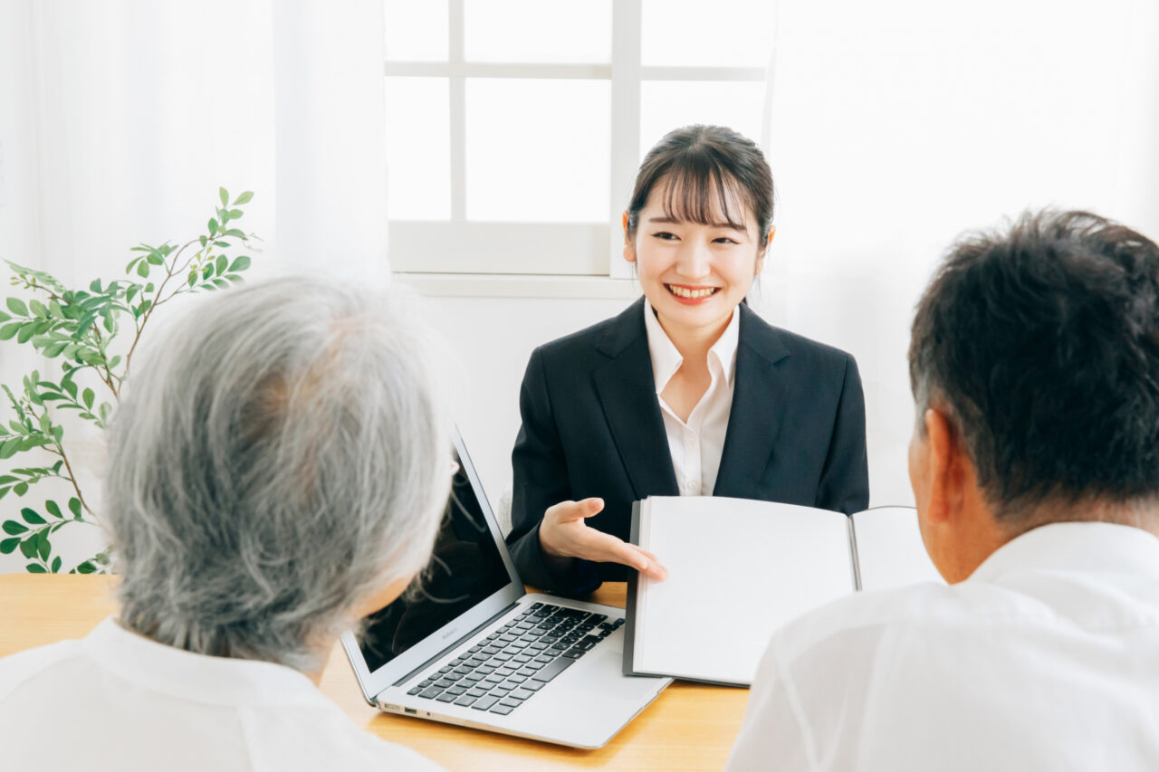相談センターの女性スタッフがお客様にプランを案内している様子