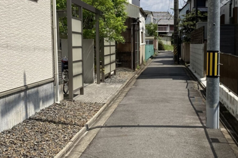 街中の狭い路地の画像