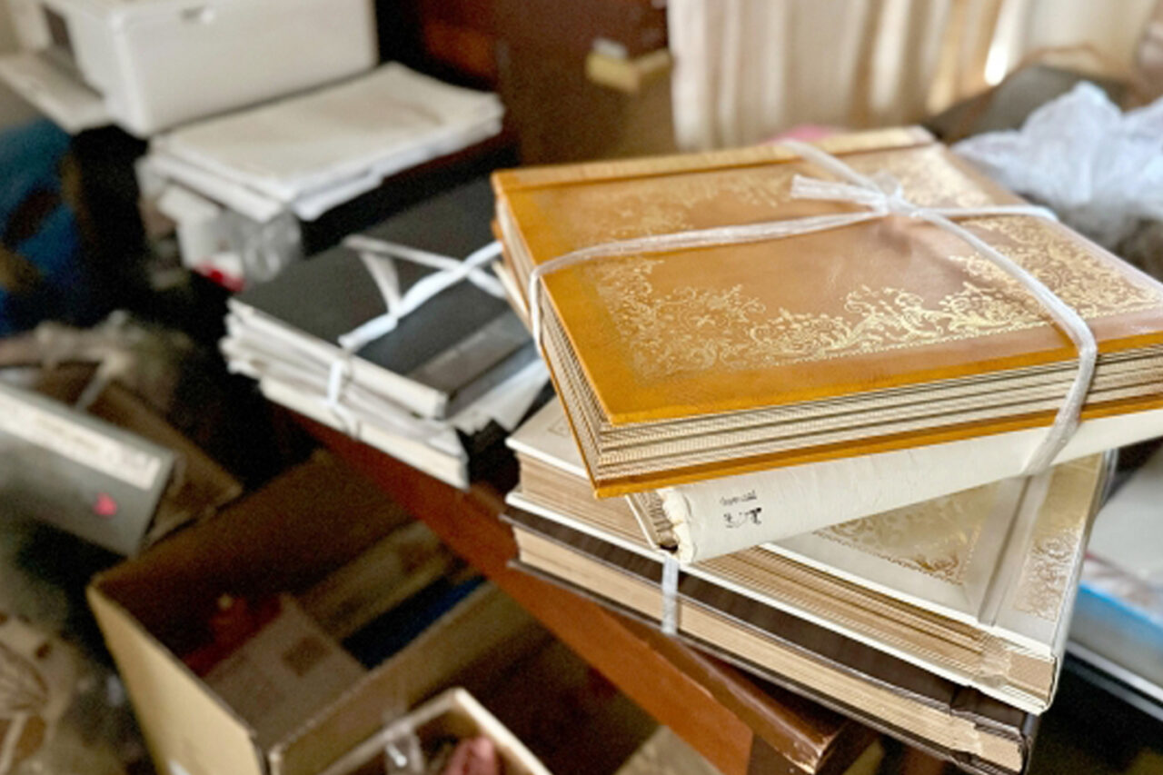 床に広がる古いアルバムや思い出の品