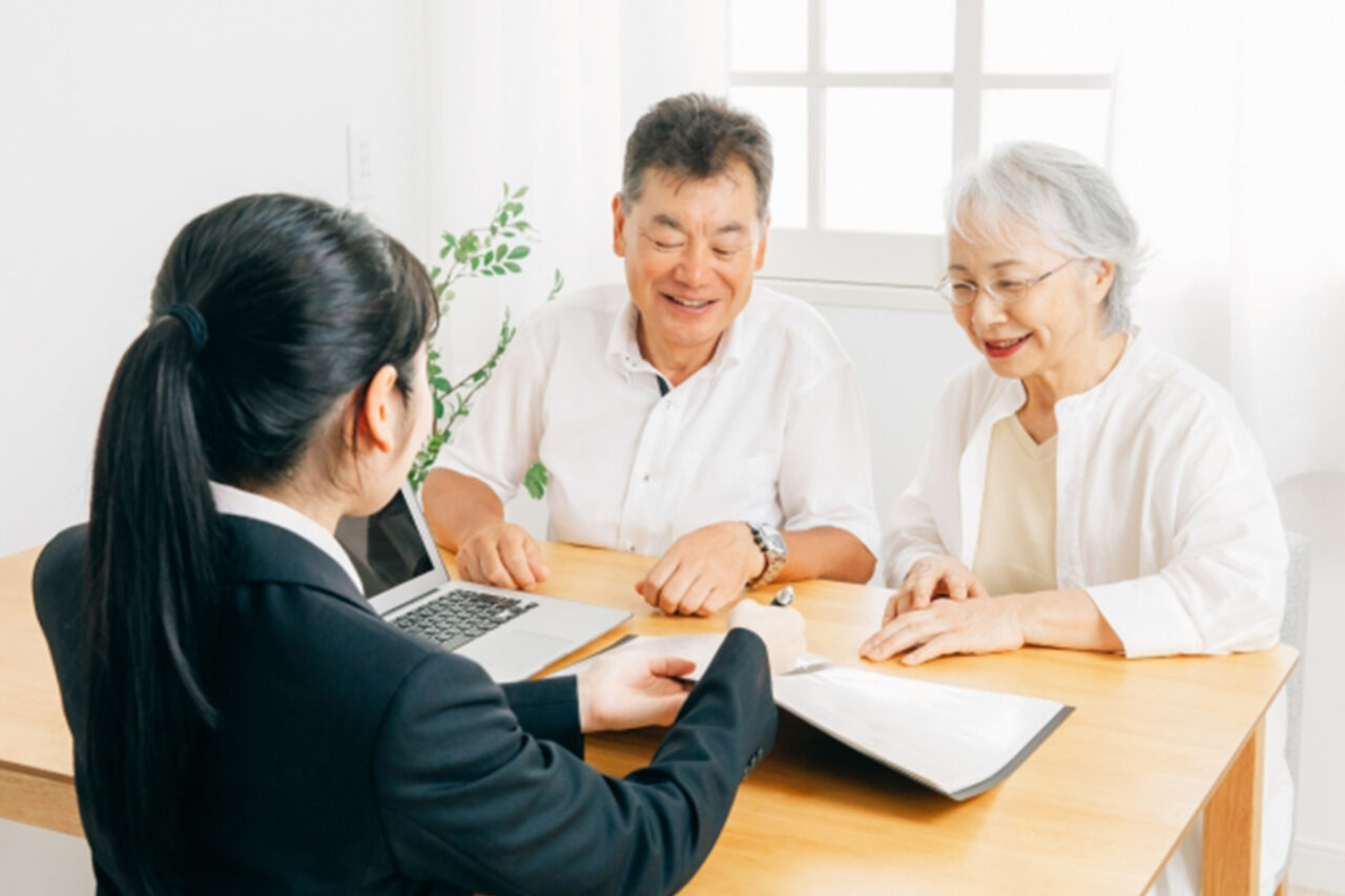 老夫婦が専門スタッフに実家の解体について相談している場面