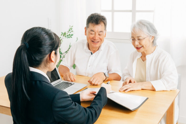 老夫婦が相談窓口で説明を聞く様子