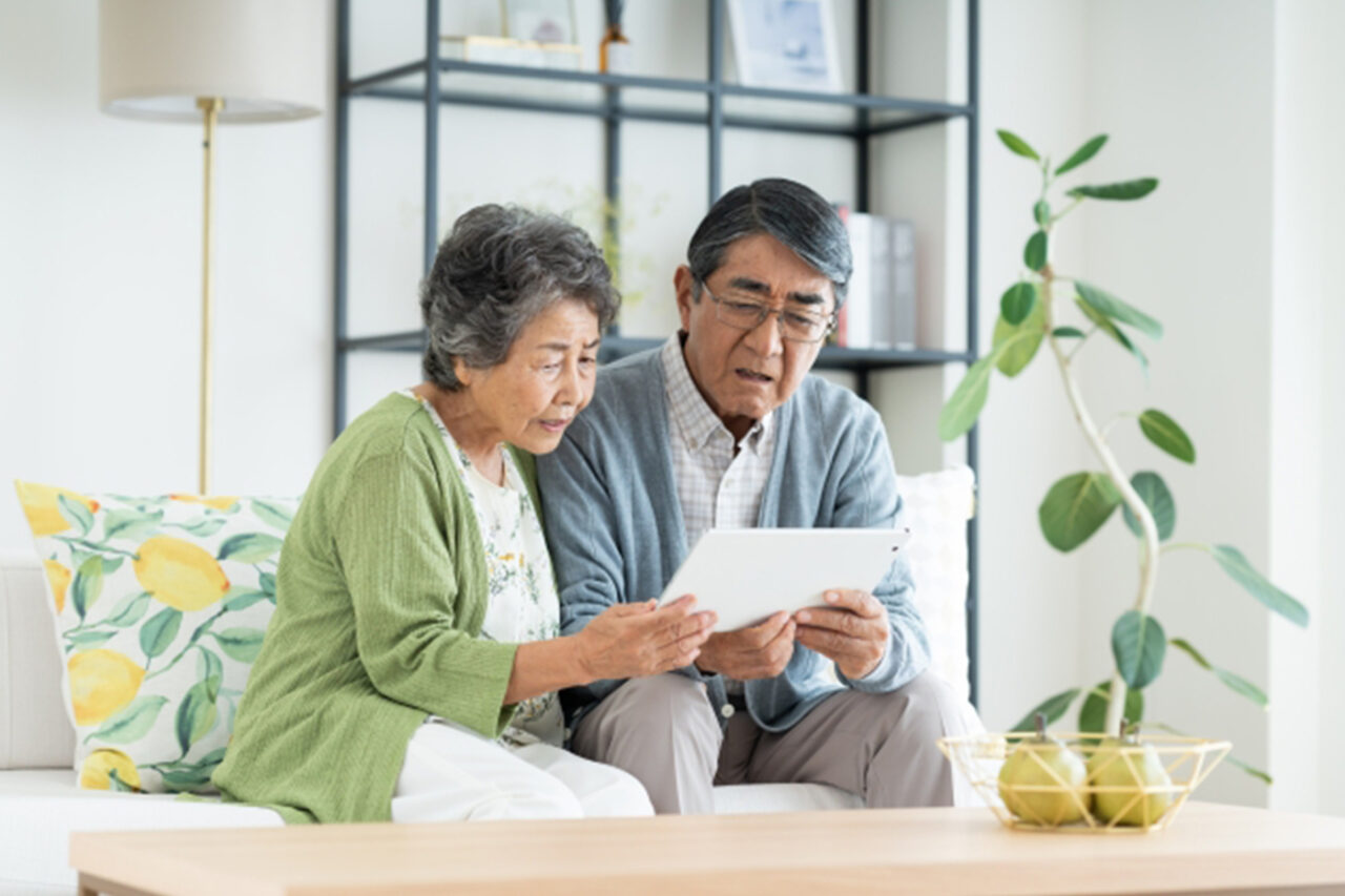 解体の見積書を前に、今後の費用や計画について悩み、話し合っている高齢の夫婦