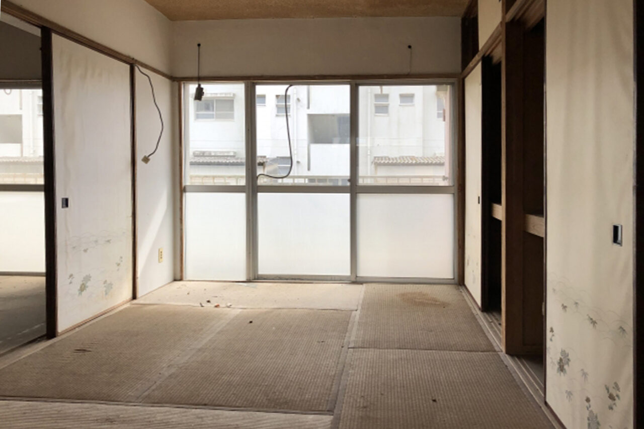 空き家になり時間が経過して埃などが立ち込めている空室