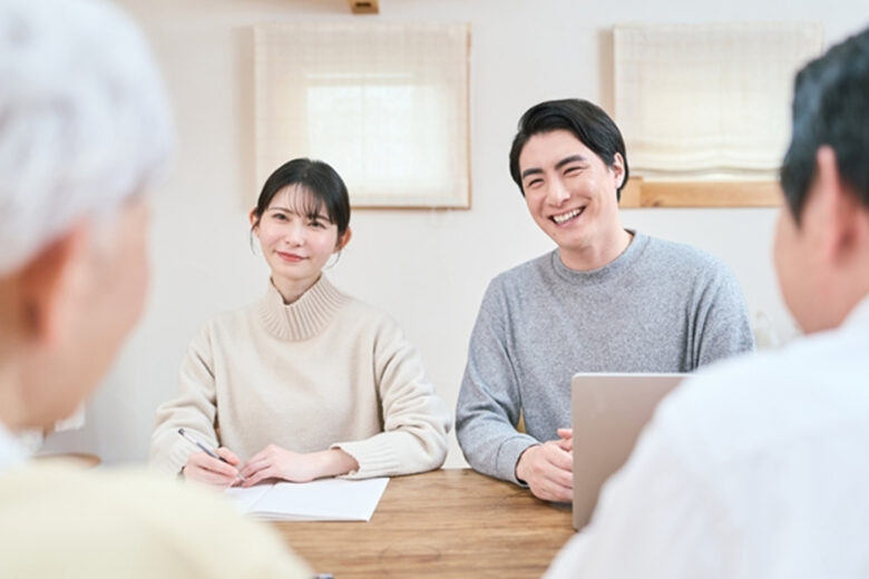 家族で話し合いする様子
