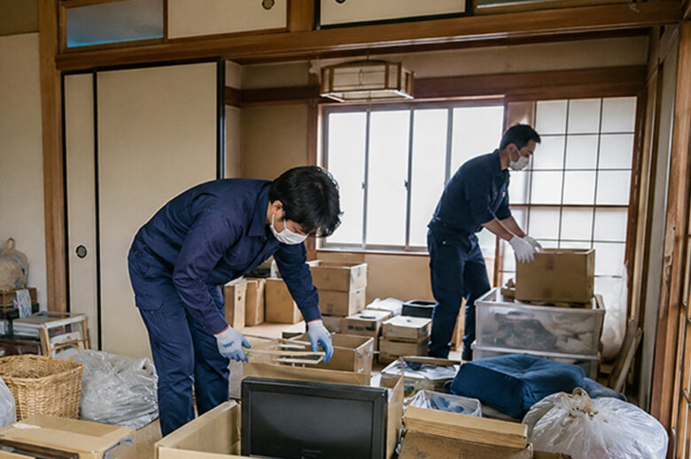 業者が残置物を撤去している画像